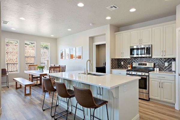 Frigorifero, microonde, forno, piano cottura