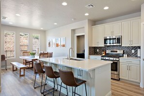 Fridge, microwave, oven, stovetop - Zion Zen Family-Friendly Townhouse With Home Theater and Pool access (Washington)