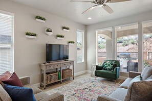 TV, video games - Zion Zen Family-Friendly Townhouse With Home Theater and Pool access (Washington)