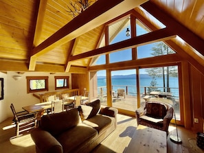 Fernseher, Kamin, DVD-Player, Drucker