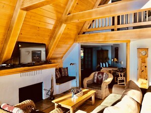 Televisio, takka, DVD-soitin, tulostin