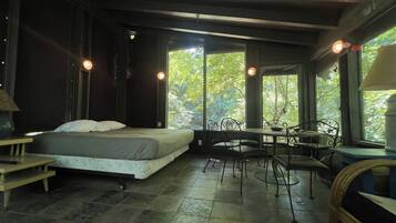 6 bedrooms, desk, iron/ironing board, free WiFi