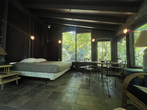 Three Oaks Creek House -- Perfect -- NEW HOT TUB!  3BR +king bed in screenhouse