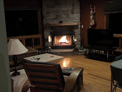 Three Oaks Creek House -- Perfect -- NEW HOT TUB!  3BR +king bed in screenhouse