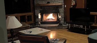 Three Oaks Creek House -- Perfect -- NEW HOT TUB! 3BR +king bed in screenhouse