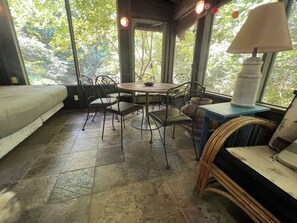 6 bedrooms, desk, iron/ironing board, free WiFi
