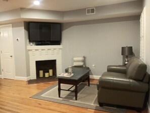 TV connectée, cheminée, lecteur de DVD, médiathèque