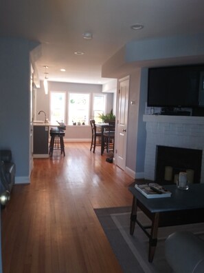 Smart TV, fireplace, DVD player, music library - Newly renovated Spacious 4BR, 4BA 3 level TH 10 Minutes from National Ball Park (Washington)