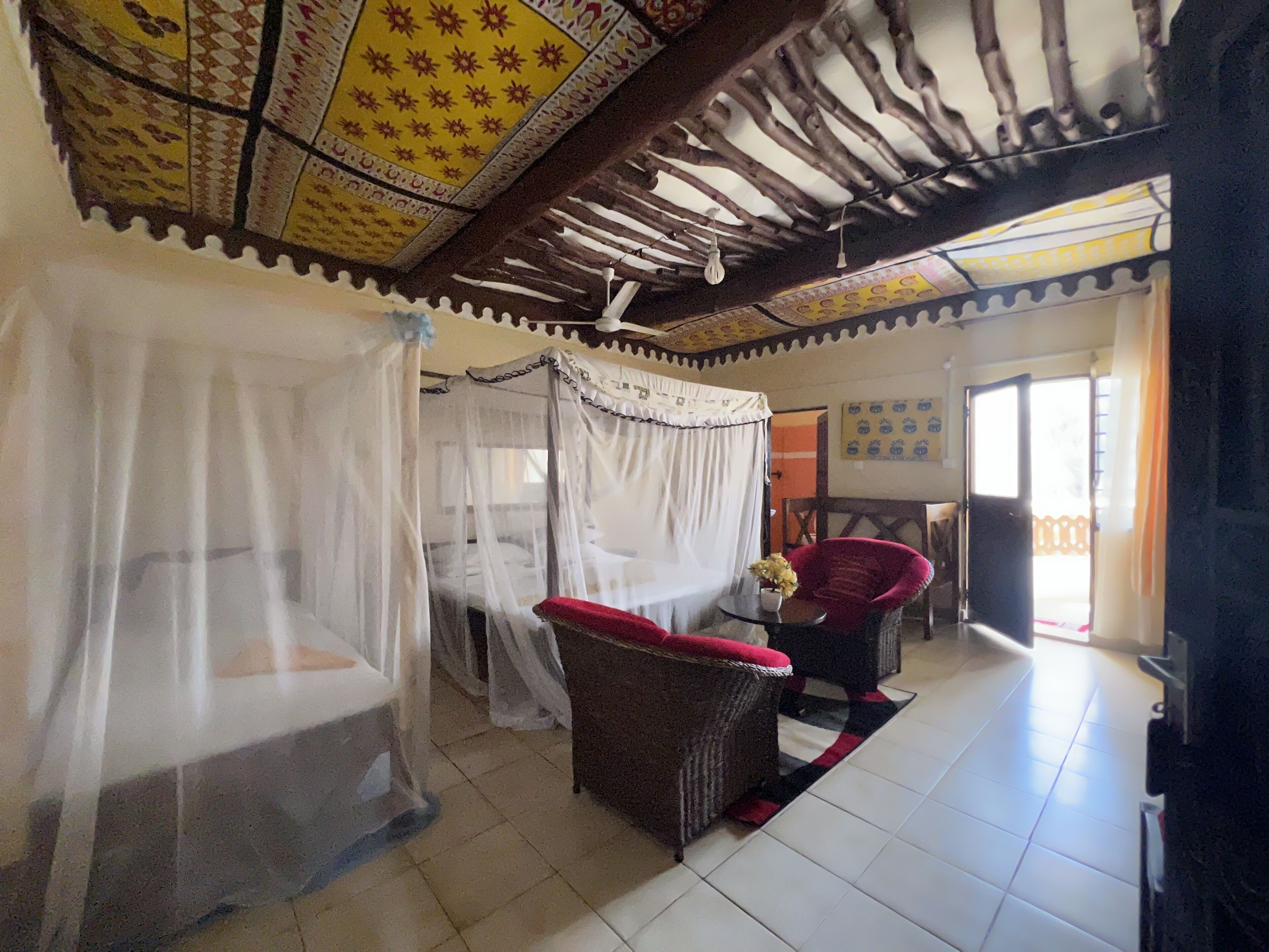 4 chambres, coffres-forts dans les chambres, bureau