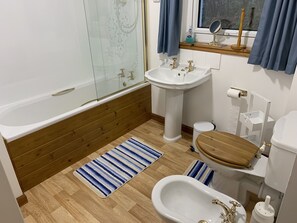 Combined shower/bathtub, hair dryer, bidet, towels