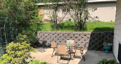Los recuerdos se hacen en Brophy Shores: 5 habitaciones, 2 baños, orilla privada del lago
