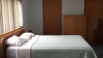 3 habitaciones, escritorio, tabla de planchar con plancha y wifi