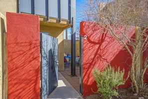 Property grounds - #2-Mount Condo · Urban! Art! 1bd1ba Condo near Old Town/Sawmill (Albuquerque)