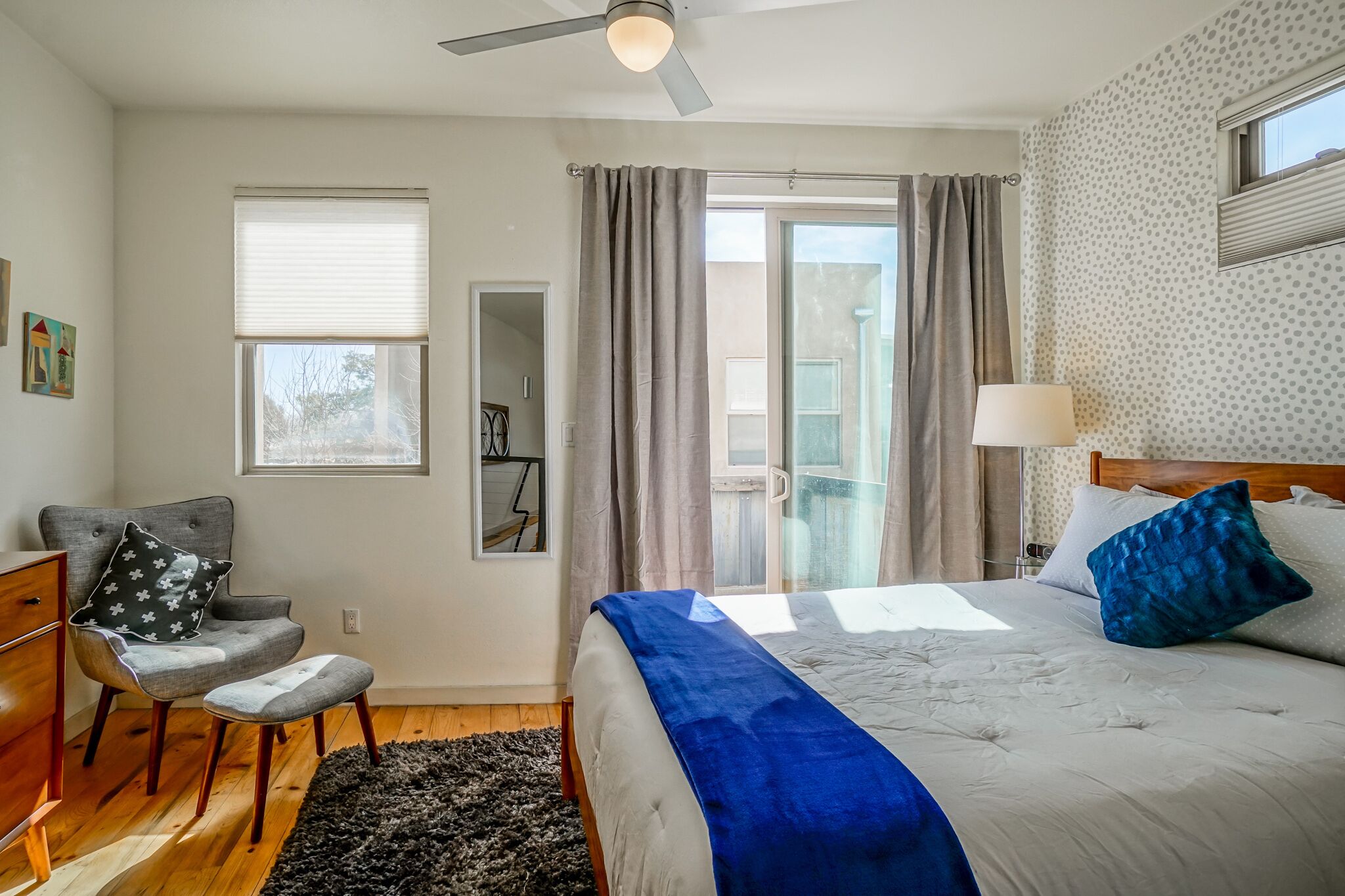 1 habitación, tabla de planchar con plancha, wifi y ropa de cama 