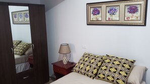 1 slaapkamer, een strijkplank/strijkijzer, wifi, beddengoed