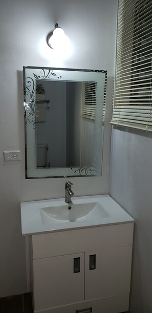 Secador de cabelo, toalhas de banho, sabonete, papel higiênico