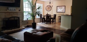 Fernseher, Kamin, Bücher, Stereoanlage