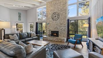 Smart-tv, pejs, bordtennisbord, musikbibliotek