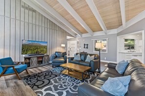 Smart TV, chimenea, tenis de mesa y biblioteca musical 