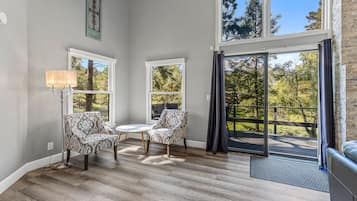 Smart-tv, pejs, bordtennisbord, musikbibliotek