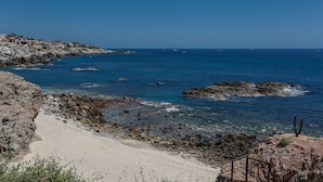 På stranden, solsenger og strandhåndklær