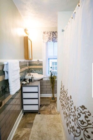 Een bad, een haardroger, handdoeken, zeep