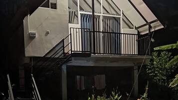 Deluxe Cabin | Peti besi dalam bilik, meja, ruang kerja komputer riba, kalis bunyi