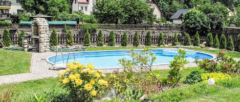 حمّام سباحة مُدفَّأ