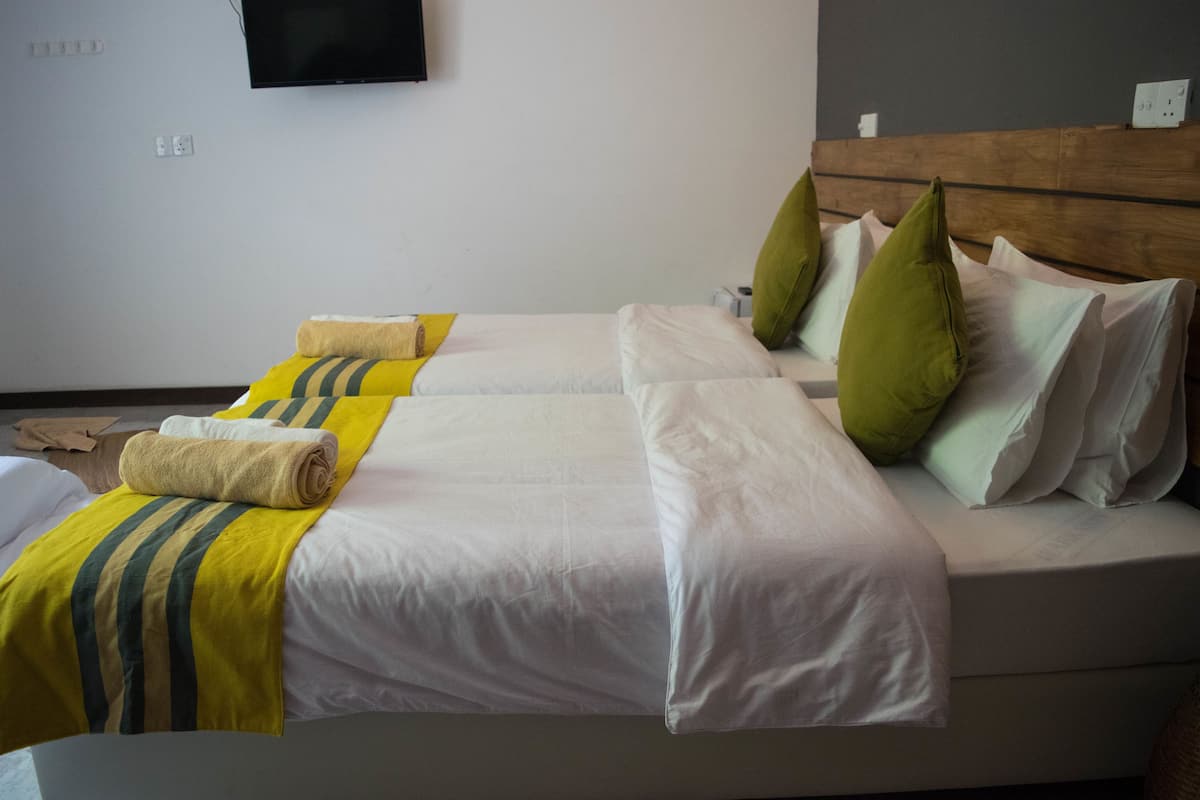 Deluxe driepersoonskamer | Een kluis op de kamer, individueel gedecoreerd, individueel gemeubileerd