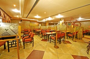 Bar (on property) - Hotel Mayas (Tiruchirappalli)