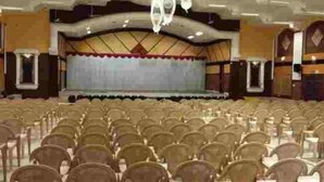 A large hall with rows of chairs and a stage. - Hotel Mayas (Tiruchirappalli)