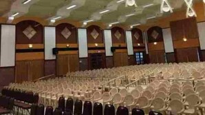 A large hall with rows of chairs and a stage. - Hotel Mayas (Tiruchirappalli)