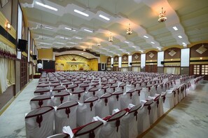 Banquet hall - Hotel Mayas (Tiruchirappalli)