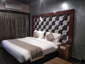 尊荣双人房 | 特色家居、办公桌、隔音、免费 WiFi