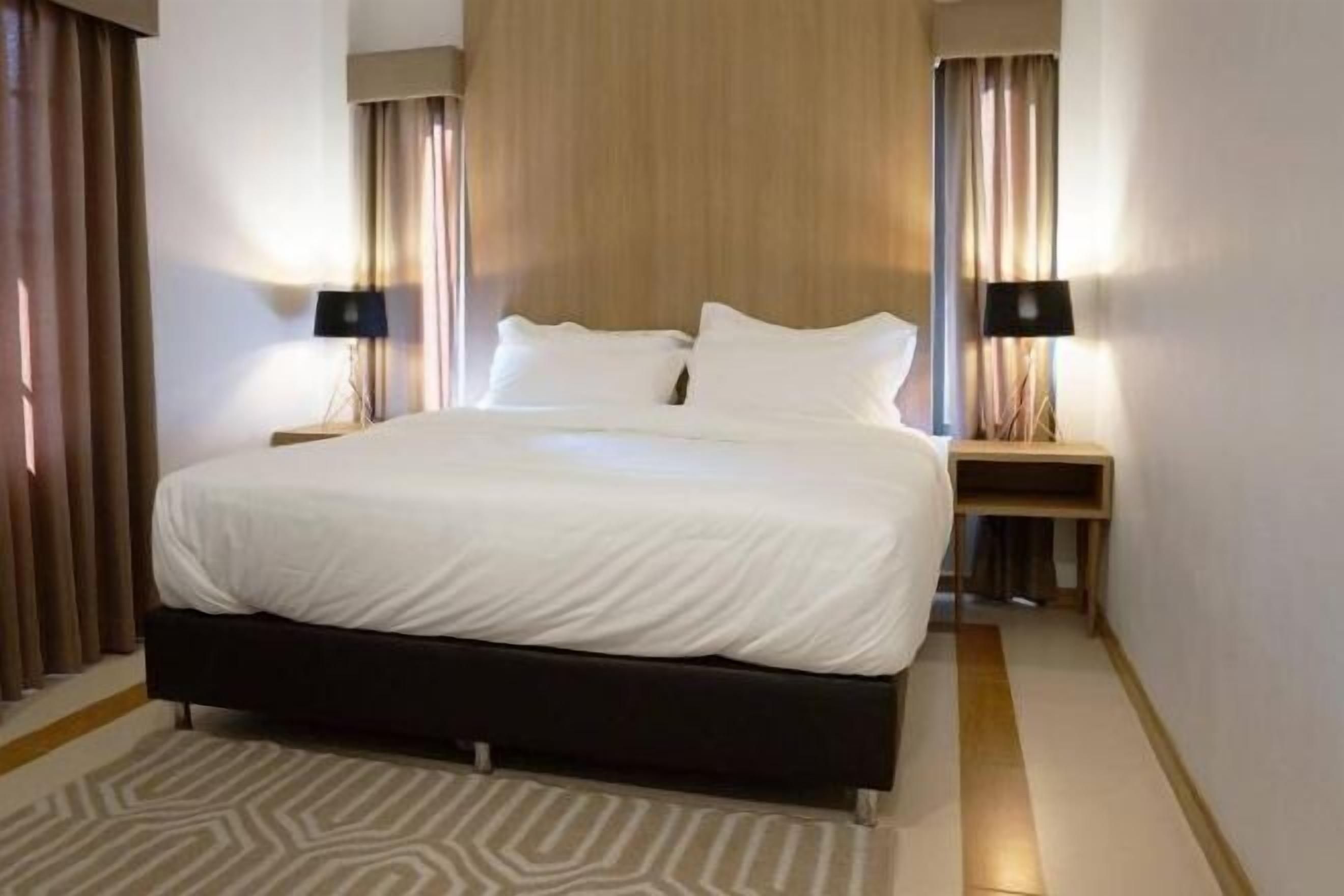 Safe på rommet, blendingsgardiner og ekstrasenger (mot et tillegg)