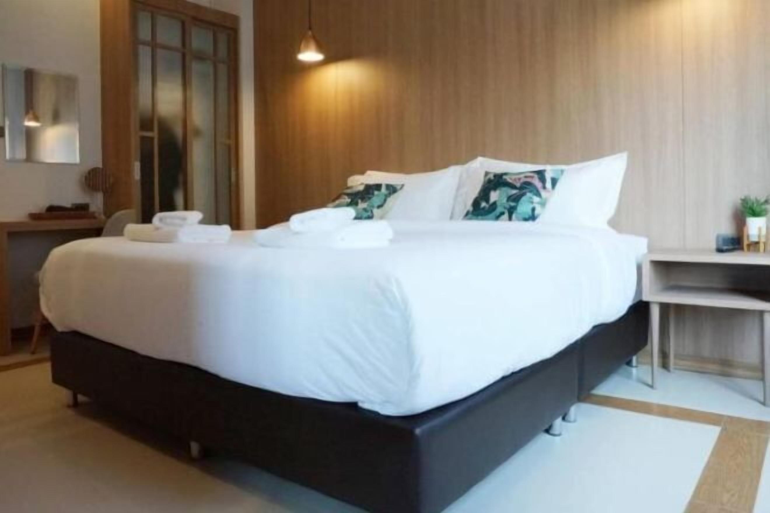 Safe på rommet, blendingsgardiner og ekstrasenger (mot et tillegg)