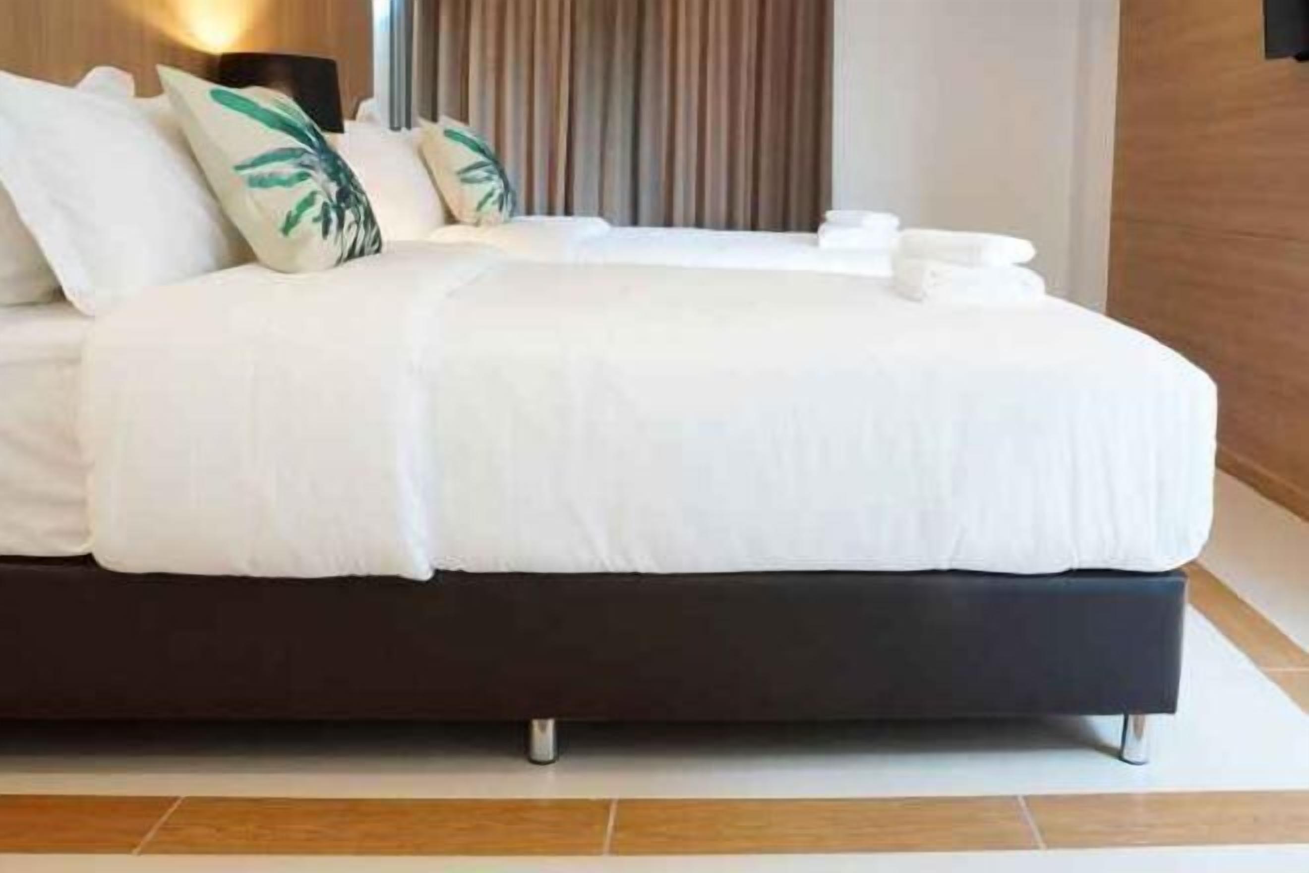 Safe på rommet, blendingsgardiner og ekstrasenger (mot et tillegg)