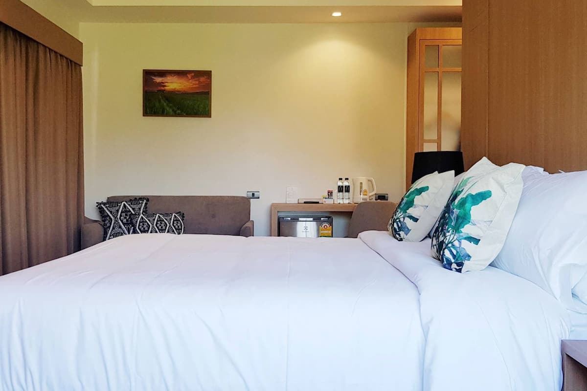 Grand Double Room, 1 King Bed | In-room safe, blackout drapes, rollaway beds, free WiFi
