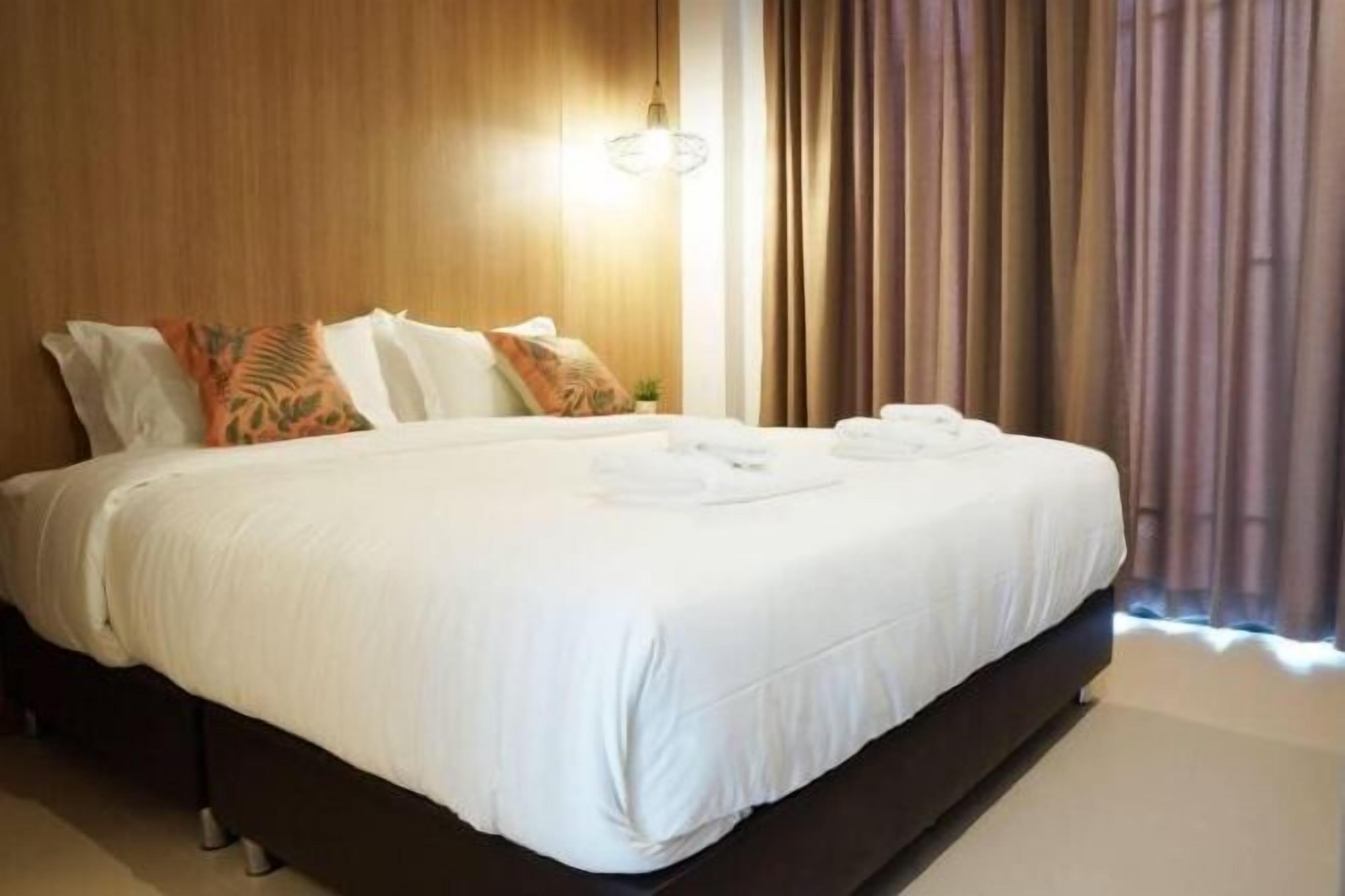 Safe på rommet, blendingsgardiner og ekstrasenger (mot et tillegg)