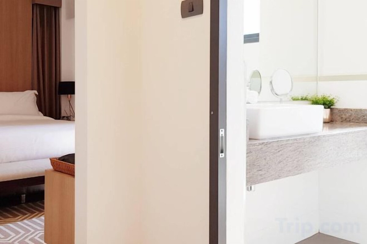 In-room safe, blackout drapes, rollaway beds (surcharge), WiFi (free)