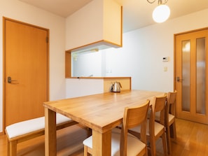 Habitación, para no fumadores (Royal A) | Área de sala de estar | Televisión de pantalla plana