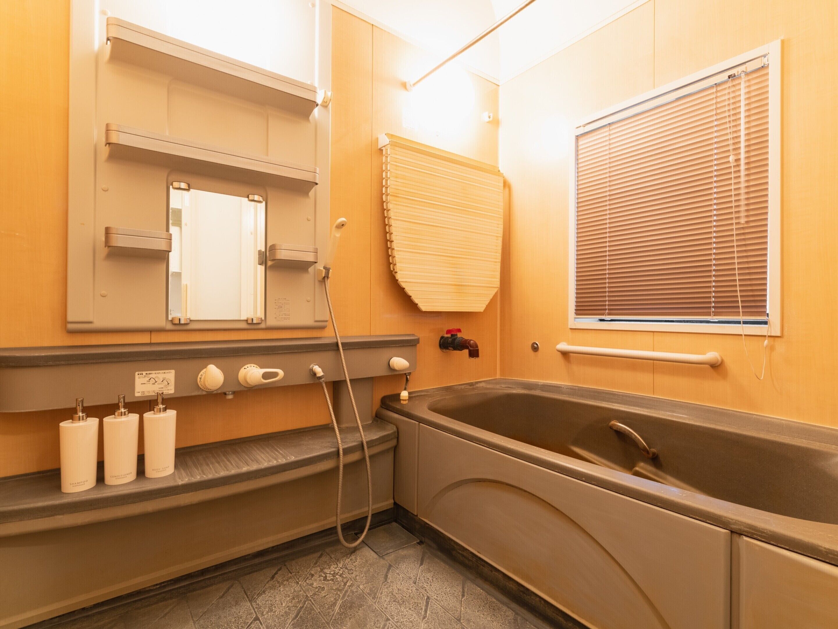 Royal A, Non Smoking | Bathroom | Free toiletries, hair dryer, slippers, bidet