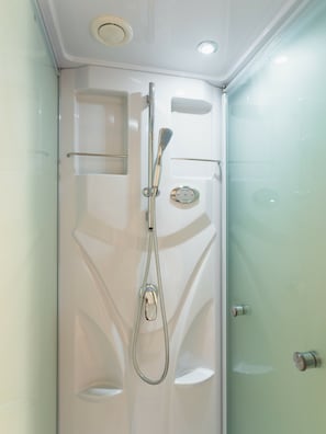 Habitación, para no fumadores (Royal B) | Baño | Amenidades de baño gratuitas, secadora de cabello, pantuflas, bidet