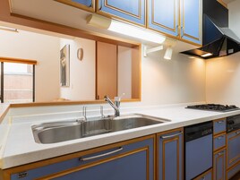 Refrigerador, microondas, placa de cocina, utensilios de cocina