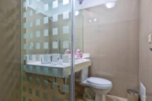 Duschwanne, Haartrockner, Handtücher, Shampoo