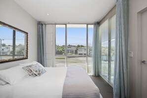 4 bedrooms, iron/ironing board, WiFi, bed sheets - Marinaside Villa - Taupo Holiday Apartment (Taupo Central)