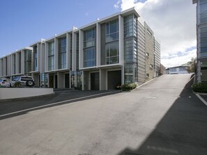 Exterior - Marinaside Villa - Taupo Holiday Apartment (Taupo Central)