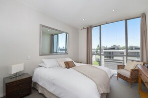 4 bedrooms, iron/ironing board, WiFi, bed sheets