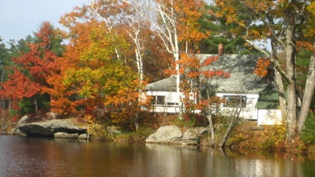 A house by a lake with autumn foliage. - Classic Lakeside Maine Cottage (Sumner)
