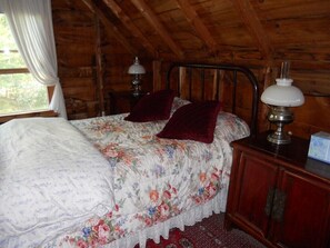 2 bedrooms, free WiFi, bed sheets - Classic Lakeside Maine Cottage (Sumner)